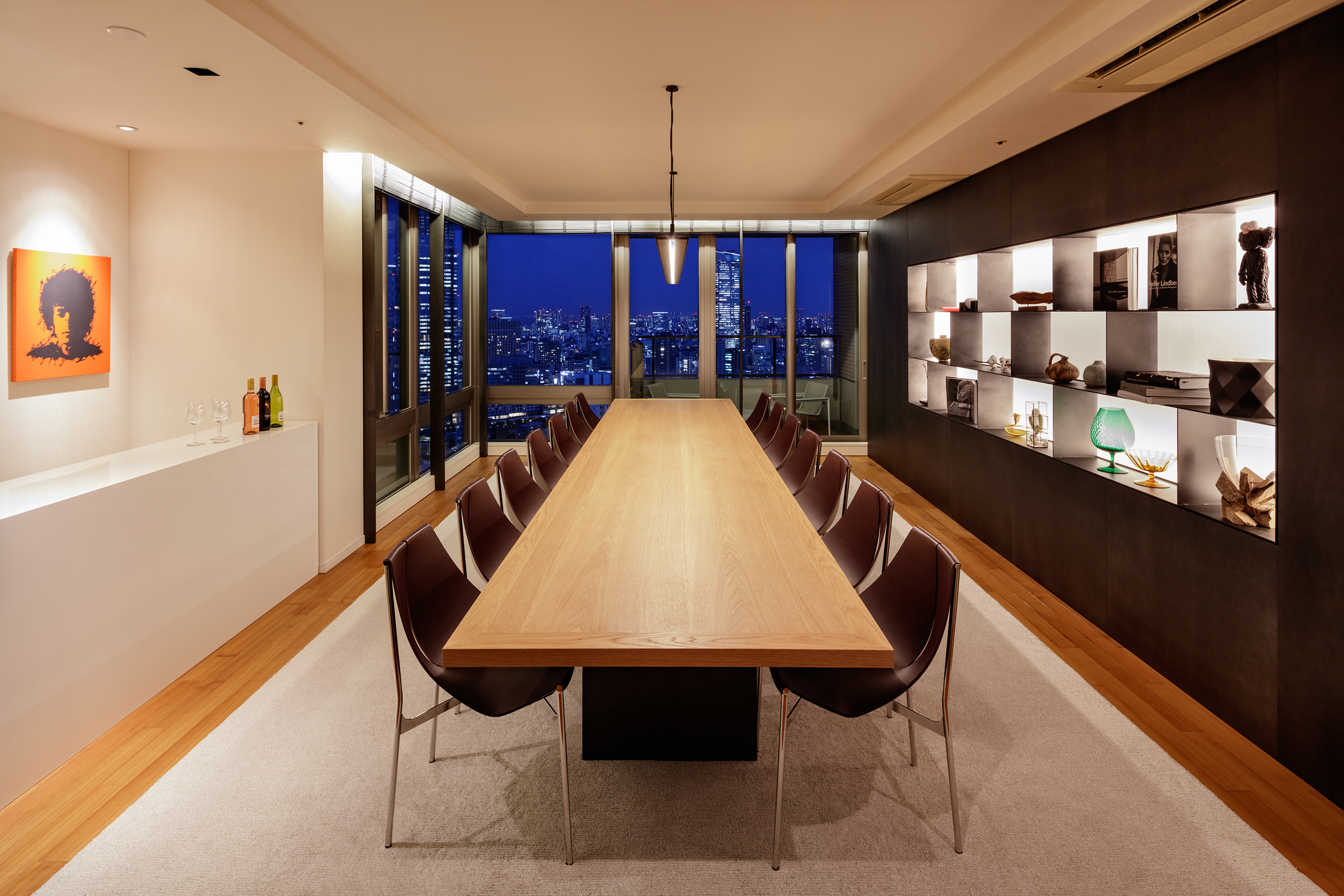 A meeting room where hip peoplenotions would gather. Aoichi Office Meeting Room Large Table